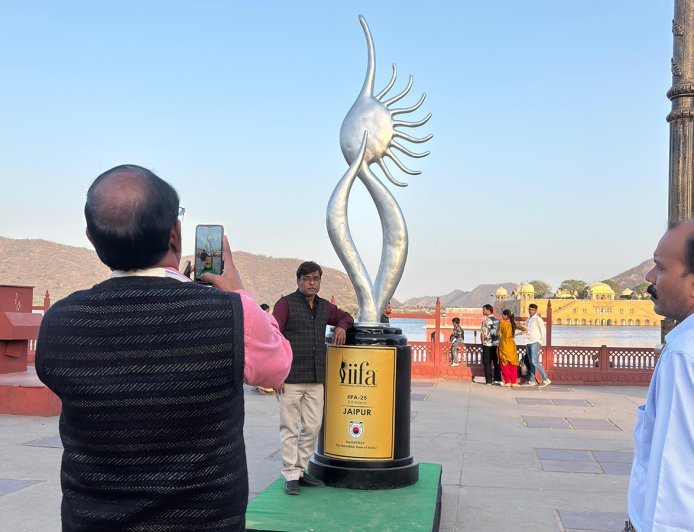 Jaipur Welcomes IIFA Trophy with Open Arms, Locals Go Crazy for Selfies!